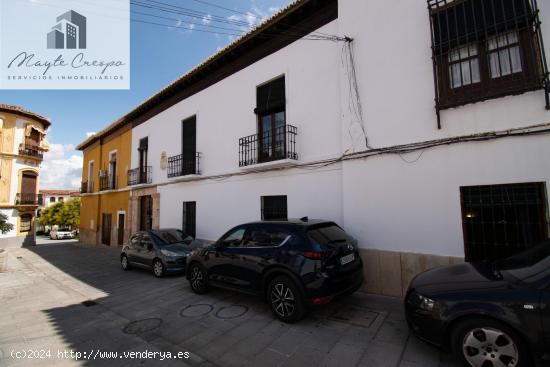 Casa de grandes dimensiones ubicada en la calle Duende, cerca de la Plaza del Conde Luque. - GRANADA