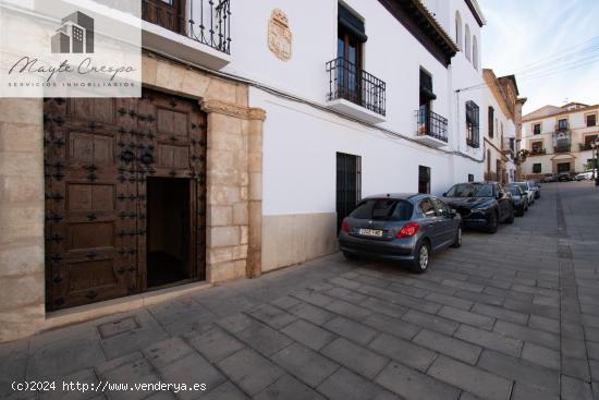 Casa de grandes dimensiones ubicada en la calle Duende, cerca de la Plaza del Conde Luque. - GRANADA