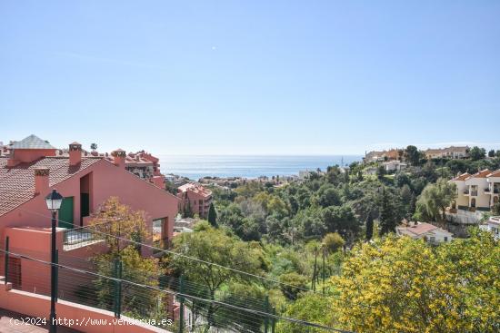 IMPRESIONANTE VILLA CON VISTAS PANORAMICAS AL MAR EN TORREBLANCA - MALAGA