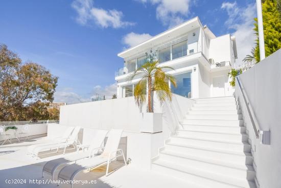 IMPRESIONANTE VILLA CON VISTAS PANORAMICAS AL MAR EN TORREBLANCA - MALAGA