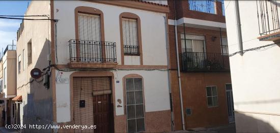 SE VENDE CASA ESQUINERA EN EL BARRIO DEL ROSER EN LA VALL D'UIXO - CASTELLON