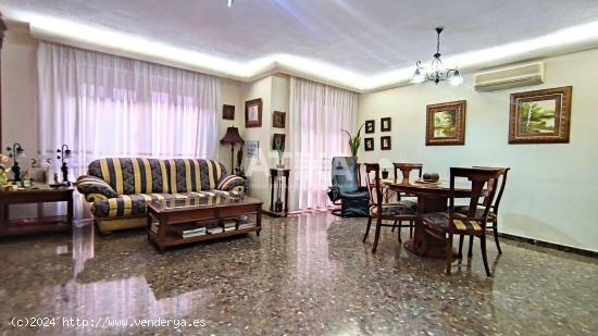 Piso a la venta con amplias estancias y un gran patio, situada en el barrio de San José, Ontinyent.