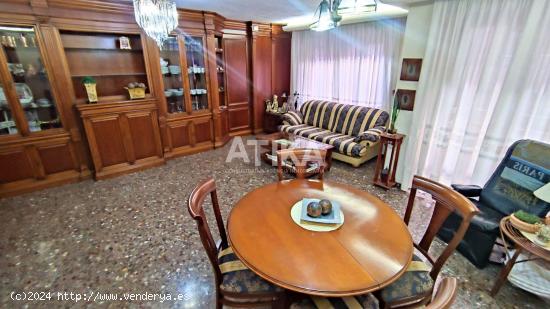 Piso a la venta con amplias estancias y un gran patio, situada en el barrio de San José, Ontinyent.