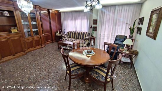 Piso a la venta con amplias estancias y un gran patio, situada en el barrio de San José, Ontinyent.