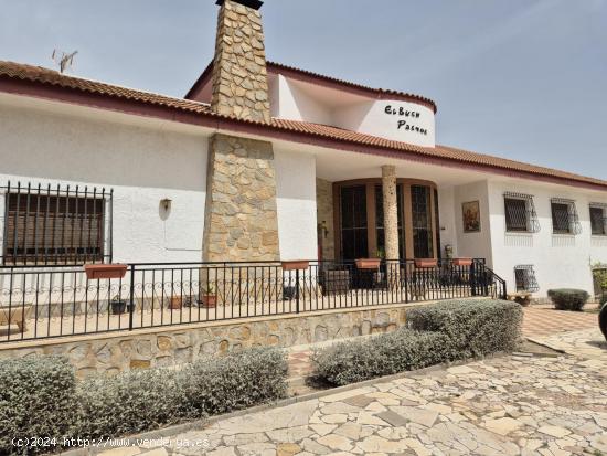 Magnífico Chalet en Venta en Petrer: Encanto y Tranquilidad en un Entorno Natural Único - ALICANTE