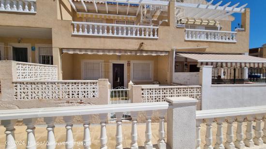 BUNGALOW EN PLANTA BAJA DE 2 DORMITORIOS CON PISCINA COMUNITARIA - ZONA LOS FRUTALES, TORREVIEJA - -