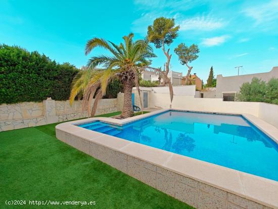 Venta de casa adosada con piscina privada en  Orihuela Costa - ALICANTE