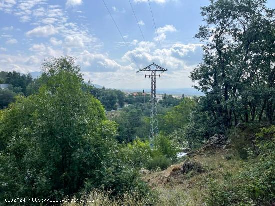 Preciosa parcela, grande e íntima en Miraflores de la Sierra: hace esquina. - MADRID