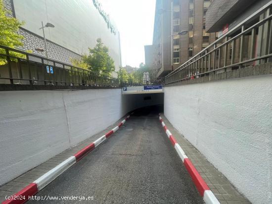 Plaza de parking pequeña para coche y moto en Residencial Paraíso - ZARAGOZA