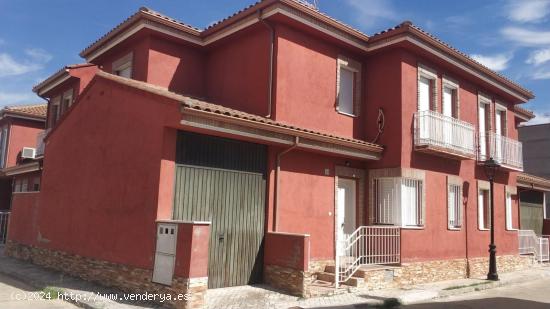 EMPIRE HOMES VENDE CHALET PAREADO - TOLEDO