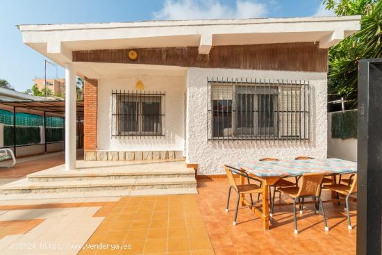 Chalet independiente de 4 dormitorios en Aguas Nuevas (Torrevieja) - ALICANTE