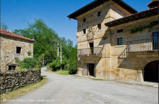 Majestuosa Torre del Siglo XVI con piedra de Sillería y Escudo - CANTABRIA