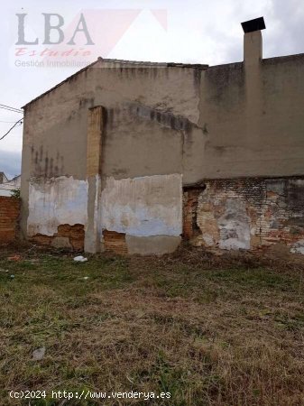 SE VENDE SOLAR A DOS CALLES DE 1750 m², ACTUALMENTE DEDICADO A GARAJES - Bailén