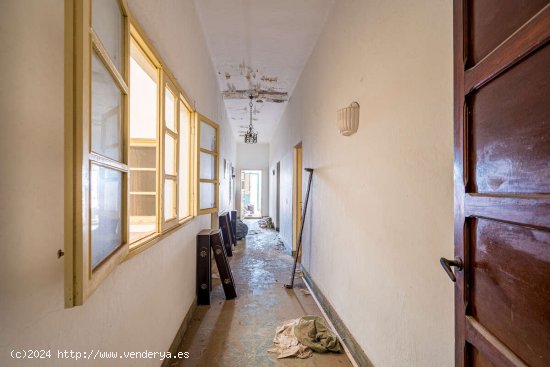 Edificio en Pleno Centro de Arrecife con Amplio Local y Vivienda con Azotea, Ideal para Reformar - A