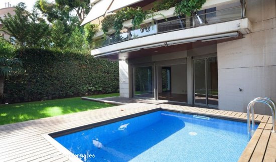  Fantástica planta baja en Pedralbes con piscina privada. 