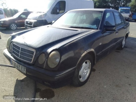  Mercedes Clase E E300 TD. CLASSIC de 1999 con 400.000 Km por 1.000 EUR. en Murcia 