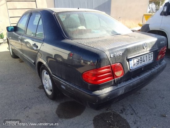 Mercedes Clase E E300 TD. CLASSIC de 1999 con 400.000 Km por 1.000 EUR. en Murcia