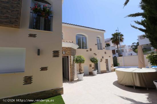 Encantadora villa junto a la playa en la popular localidad de San Pedro Alcántara - MALAGA