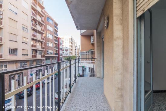 Se vende amplio piso de 4 habitaciones con ascensor y balcón junto Corazón de Jesús!!!!! - ALICAN