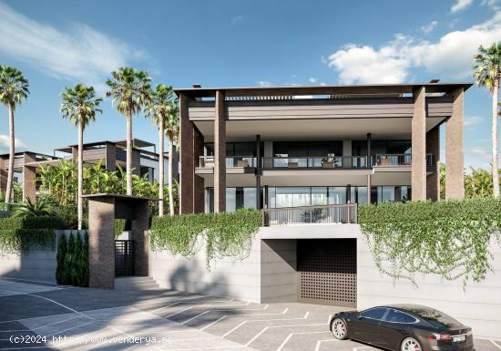 VILLA DE LUJO CON INSTALACIONES MODERNAS, AMPLIA PISCINA PRIVADA Y PARKING PARA 6 COCHES - MALAGA