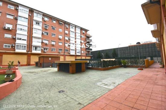 URBANIZACIÓN ROSALEDA - Apartamento con terraza. Garaje, trastero, piscina. - MADRID