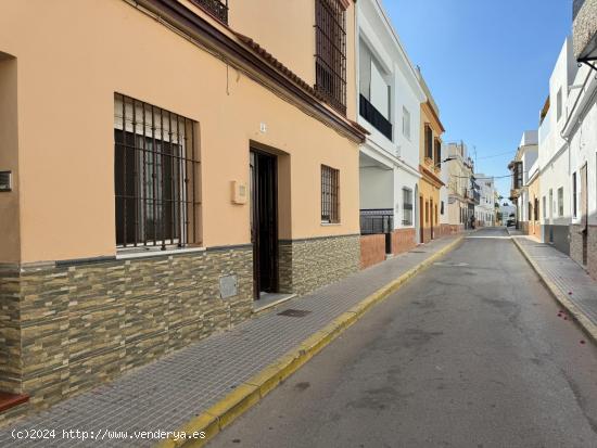 Bajo con Amplia Terraza y Múltiples Posibilidades en Chipiona - CADIZ