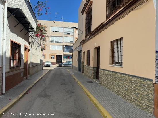 Bajo con Amplia Terraza y Múltiples Posibilidades en Chipiona - CADIZ