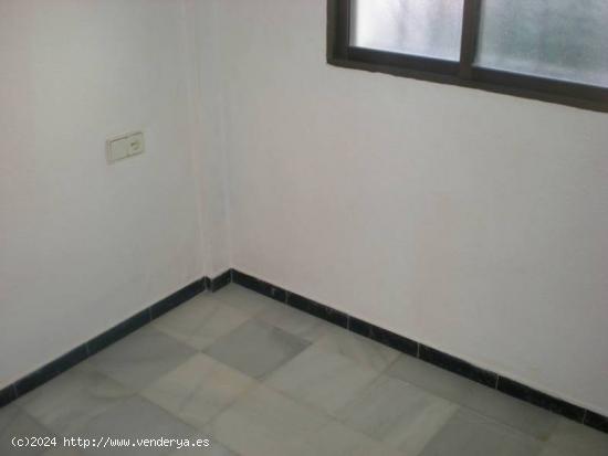 SE VENDE VIVIENDA CON 2 DORMITORIOS MAS  LOCAL COMERCIAL EN VALDELAGRANA - CADIZ