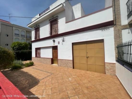 CASA HACIENDO ESQUINA CON AMPLIO PATIO Y GARAJE EN EL CENTRO DE GELVES - SEVILLA