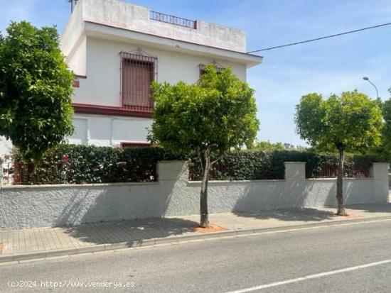 CASA HACIENDO ESQUINA CON AMPLIO PATIO Y GARAJE EN EL CENTRO DE GELVES - SEVILLA