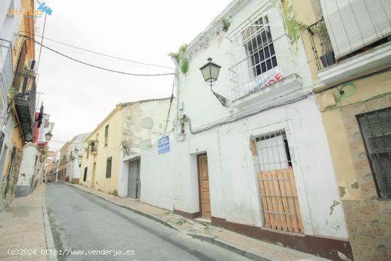 CASA INDEPENDIENTE EN CASCO ANTIGUO PARA REHABILITAR CONN 94 M2. EN PLANTA BAJA. - BADAJOZ