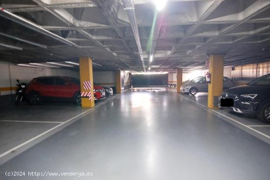 Plaza de garaje para coche grande - Fácil acceso - BARCELONA