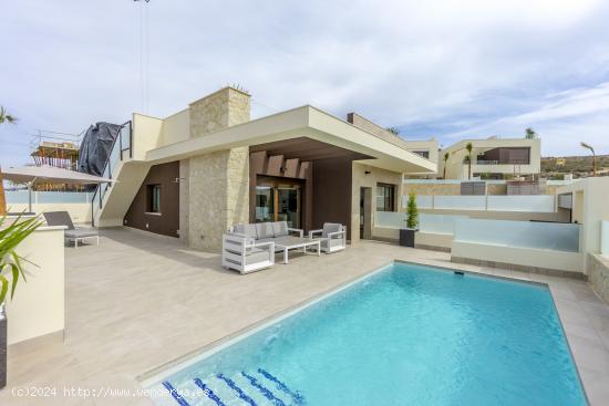 Preciosa villa de 3 dormitorios con piscina privada en Rojales - ALICANTE