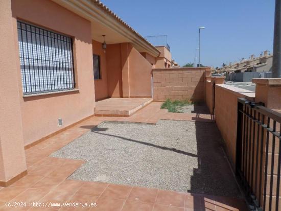 Planta Baja en Pozo Estrecho de 3 dormitorios, 2 baños, cochera, jardín y patio - MURCIA