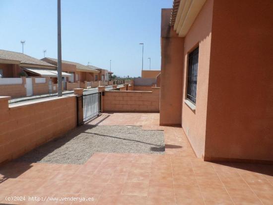 Planta Baja en Pozo Estrecho de 3 dormitorios, 2 baños, cochera, jardín y patio - MURCIA