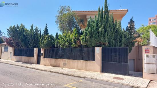 Se vende chalet independiente con encanto, 3 dormts, 2 baños. Playa Honda. - MURCIA