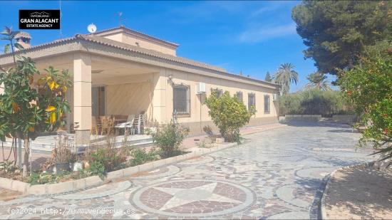 Chalet con piscina - ALICANTE