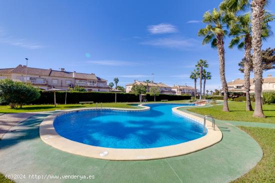 Bungalow en planta alta en residencial con piscina comunitaria, en aguas nuevas - ALICANTE