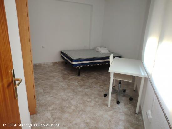 Piso para estudiantes amueblado y equipado de con tres habitaciones. - TARRAGONA