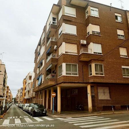 AMPLIO PISO EN EL CENTRO DE TORREVIEJA CON 101M2 - ALICANTE