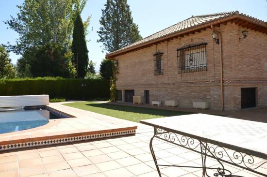 EXCLUSIVO CHALET UNA PLANTA CON 2300M2 DE PARCELA - GRANADA