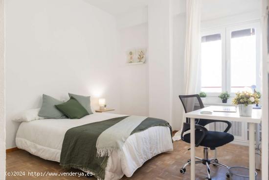 Se alquilan habitaciones en apartamento de 6 dormitorios en Madrid - MADRID