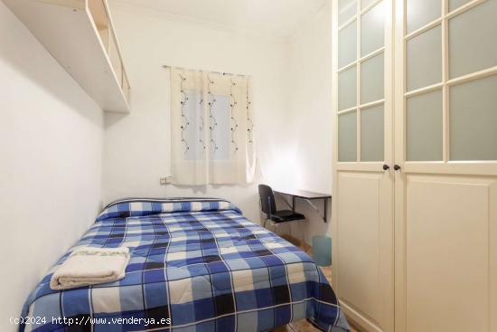  Se alquila habitación en apartamento de 3 dormitorios en Barcelona - BARCELONA 