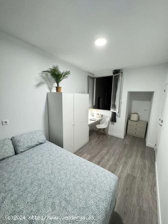  Se alquilan habitaciones en apartamento de 6 dormitorios en Malasaña - MADRID 