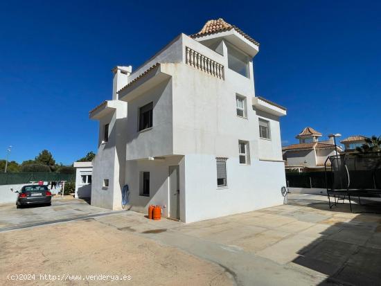 IMPRESIONANTE CHALET EN LA NUCÍA CON 600 METROS DE PARCELA - ALICANTE