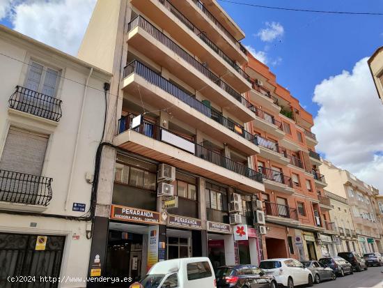  AMPLIA VIVIENDA DE 4 DORMITORIOS CON PATIO, SEMIREFORMADA Y CENTRICA - ALBACETE 