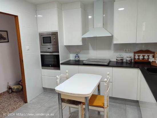 AMPLIA VIVIENDA DE 4 DORMITORIOS CON PATIO, SEMIREFORMADA Y CENTRICA - ALBACETE