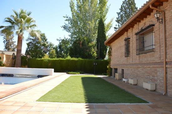 EXCLUSIVO CHALET UNA PLANTA CON 2300M2 DE PARCELA - GRANADA