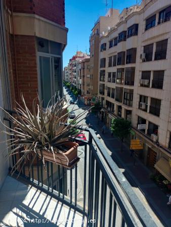 Excelente piso en la calle Almórida , 120m2, exterior y ascensor - ALICANTE