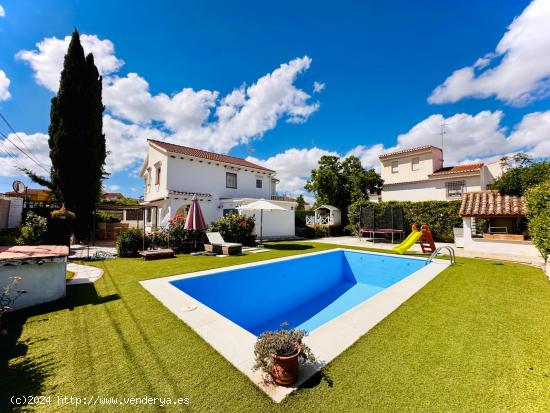 Chalet de Ensueño con amplia parcela y piscina en una zona tranquila. - GRANADA